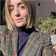 Studentessa di Filologia, percorso magistrale, impartisce lezione di lingua spagnola